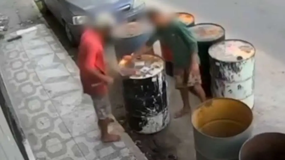 Jovens acendem isqueiro em cima de tonel e causam explosão (Foto: Reprodução Câmeras de Segurança)