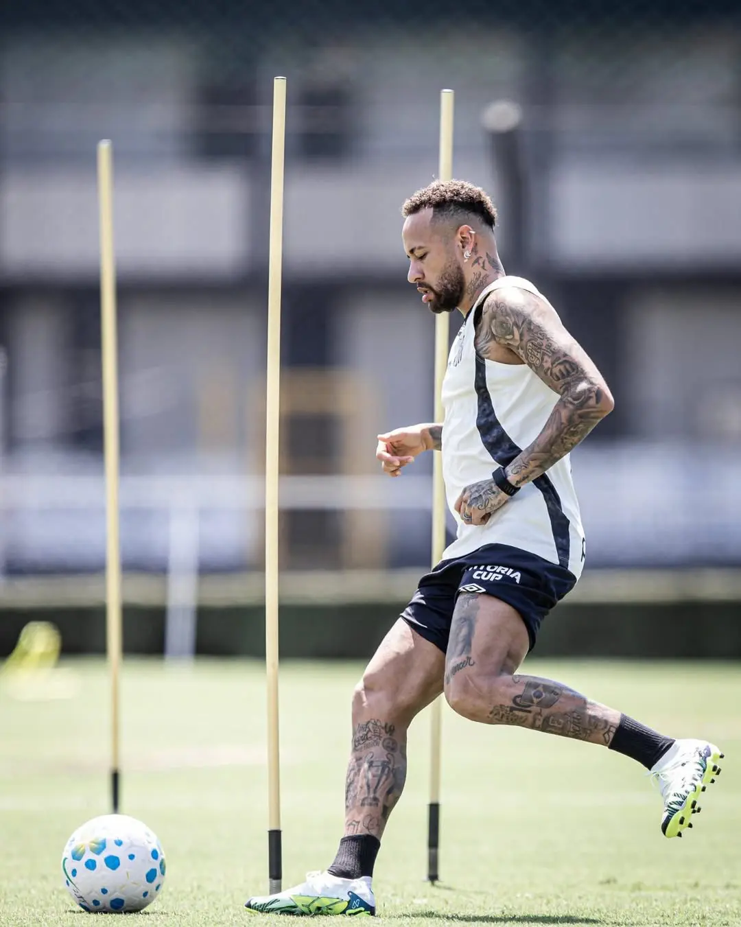 Filha de Neymar rouba a cena em treino do Santos e ‘dá instruções’ para o pai (Foto: Divulgação Santos)