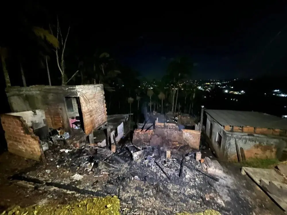 Homem ateia fogo em própria casa com família dentro (Foto: Corpo de Bombeiros SC)