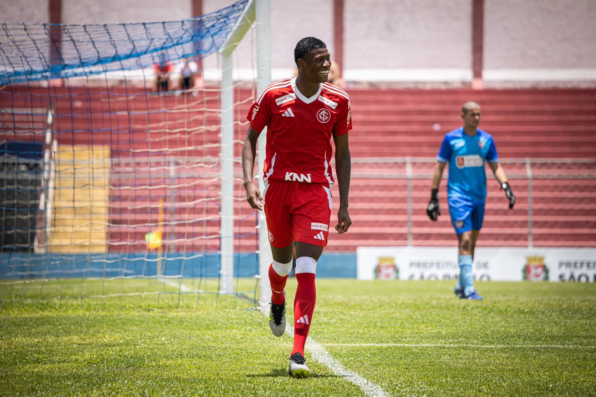 Goleiro leva dois 'frangos' e é substituído ainda no intervalo (Foto: Internacional)