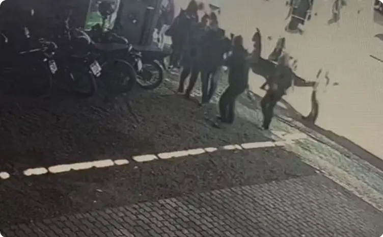 Ex joga líquido corrosivo no rosto de motorista de ônibus enquanto trabalhava (Foto: Reprodução)