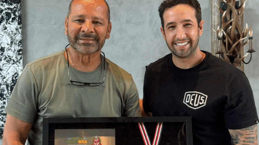 Neymar da Silva Santos recebe o Colar de Honra ao Mérito Legislativo da Alesp das mãos do deputado estadual Tenente Coimbra, durante cerimônia realizada em Santos (SP). Foto: Divulgação.