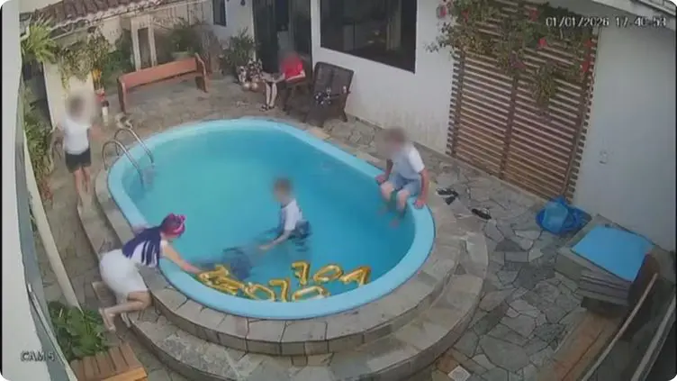 Homem pula em piscina, bate a cabeça e é salvo por esposa (Foto: Redes Sociais)