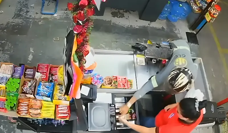 Vídeo flagra dupla assaltando supermercado e fugindo com dinheiro (Foto: Reprodução Câmera de Segurança)
