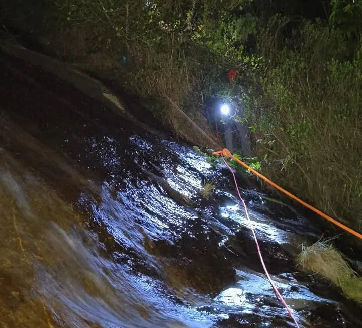Turista 'gringo' cai de altura de 6 metros em cachoeira no litoral de SP (Foto: Corpo de Bombeiros)