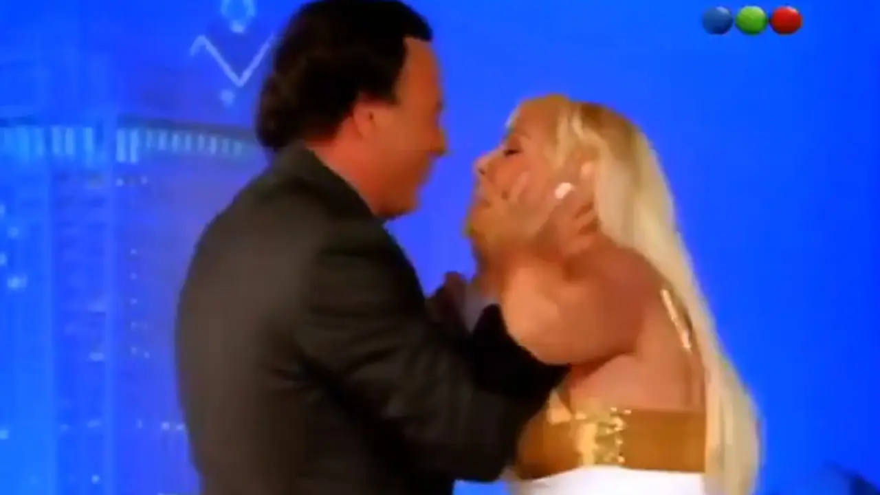 Vídeo de Julio Iglesias beijando apresentadora à força volta a circular após denúncias de abusos; assista