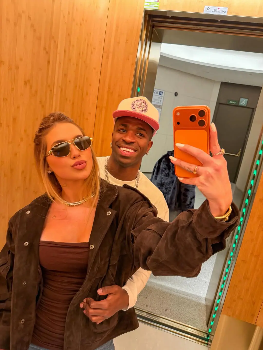 Virginia ganha 'mimo' de Vini Jr após aparecer quase nua em post (Foto: Redes Sociais)
