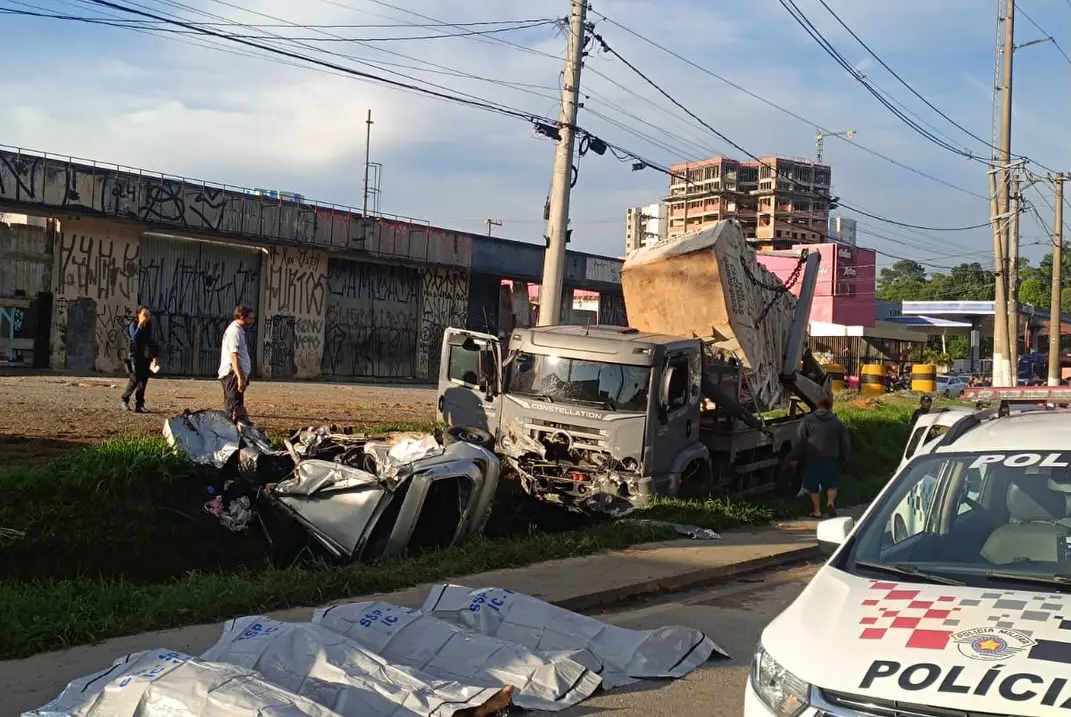 Carro ficou preso sob caminhão carregado com caçambas após colisão na Avenida Taboão da Serra. Foto; Reprodução.