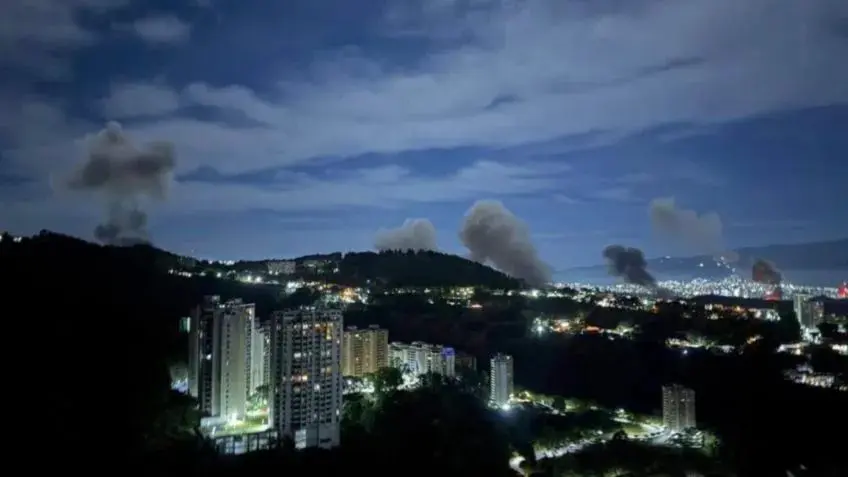 Estados Unidos atacam Venezuela e destruição é registradas em bases militares e aeroporto  (Foto: Reprodução/X @cbonneauimages)