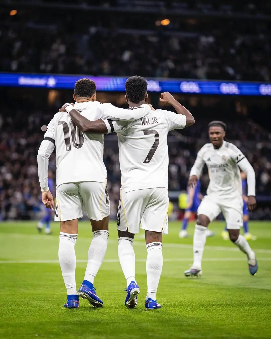 Vini Jr se rende aos elogios de Virginia após se destacar em goleada do Real Madrid (Foto: Redes Sociais)