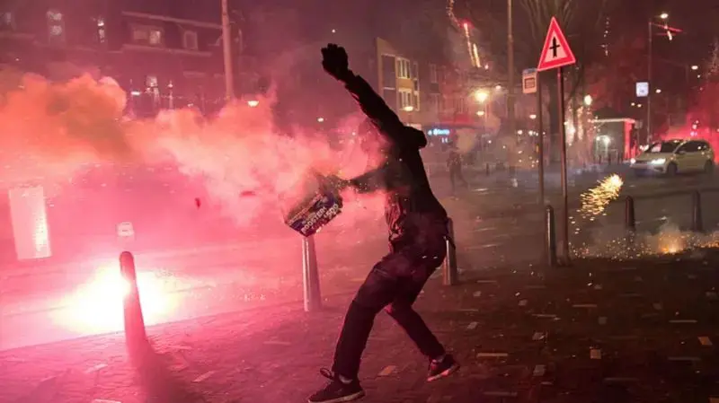 Comemorações de Ano-Novo na Holanda foram marcadas por acidentes com fogos de artifício e ações policiais. Foto: Pierre Crom.