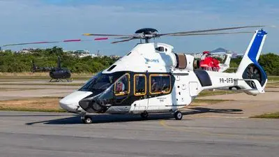 Helicóptero realizou pouso de emergência no mar do Rio de Janeiro; ocupantes usaram bote salva-vidas inflável. Foto: Reprodução/comandantenews.