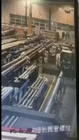Trabalhador morreu após ficar preso em máquina roscadora de tubos em fábrica de aço na China; imagens do acidente viralizaram nas redes sociais.  Foto: Reprodução/X.