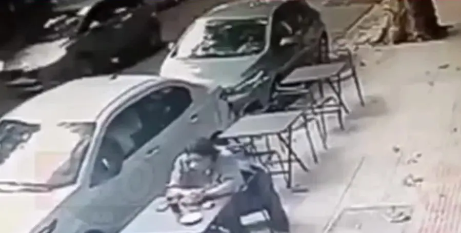 Painel de vidro caiu da varanda de um prédio e atingiu homem sentado em café na calçada, em Buenos Aires. Foto: Reprodução.