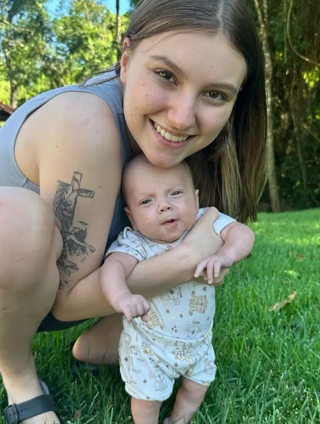 Isabel Veloso com seu filho Arthur (Reprodução/Redes Sociais)