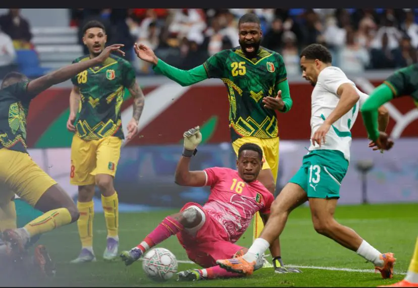 Jogadores do Mali reagem após a eliminação nas quartas de final da Copa Africana de Nações, resultado que gerou revolta entre torcedores. Foto: Abdel Majid Bziouat/AFP.