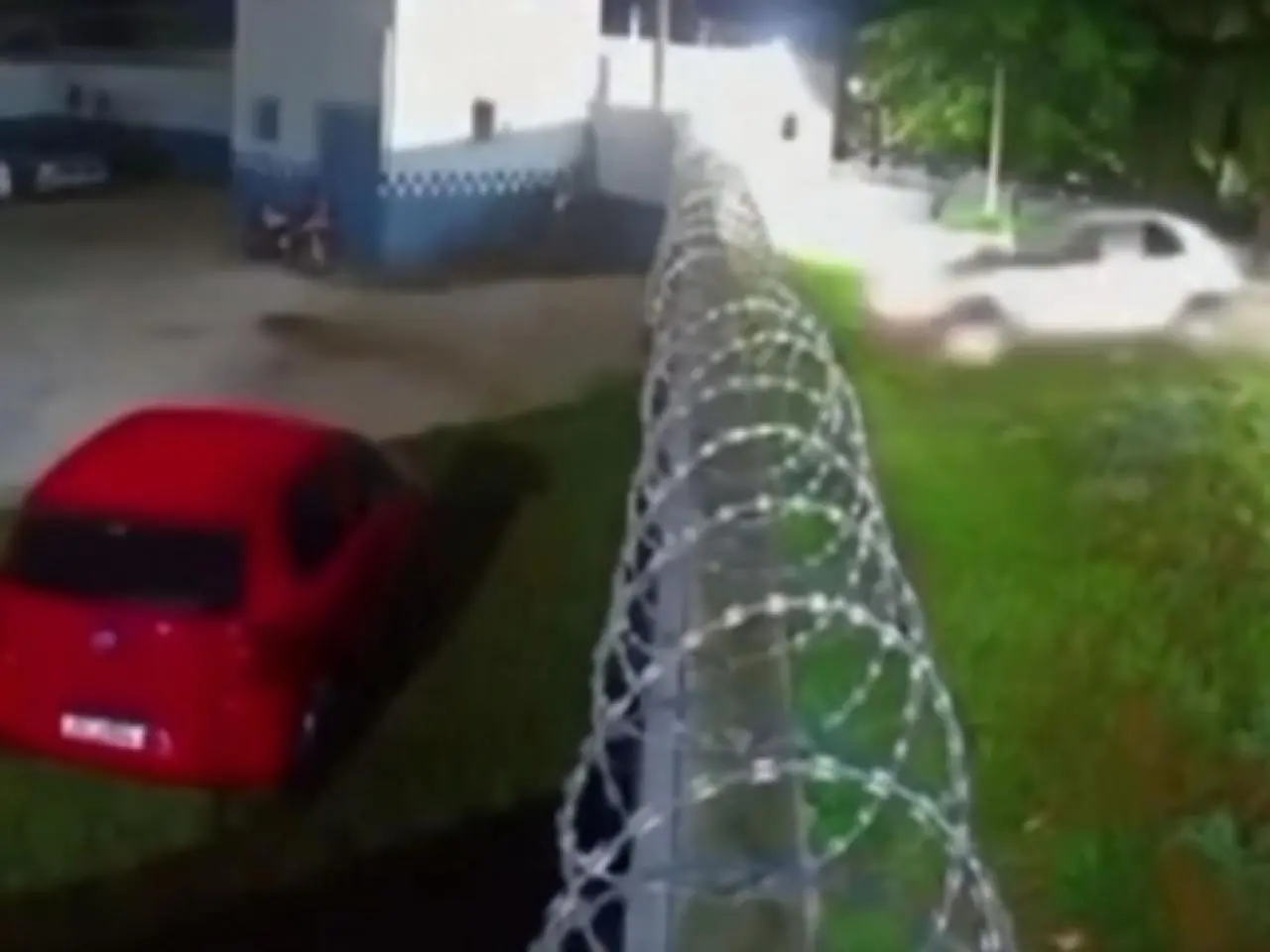 Motorista embriagado perde o controle de veículo e invade sede de batalhão || Reprodução: Redes Sociais 