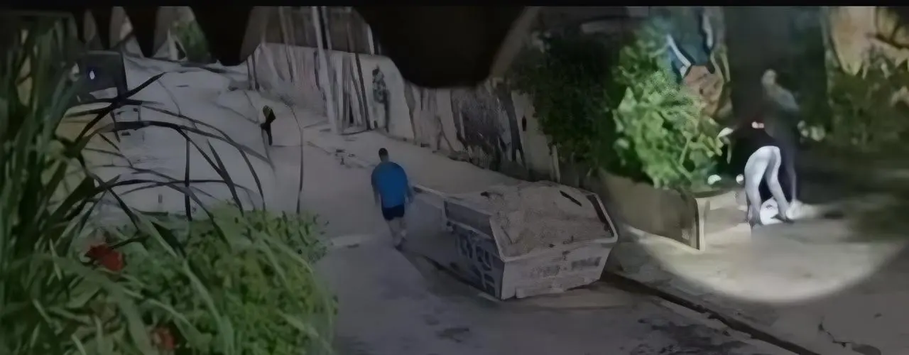 Casal é flagrado abandonando corpo de bebê em caçamba de lixo (Foto: Reprodução)