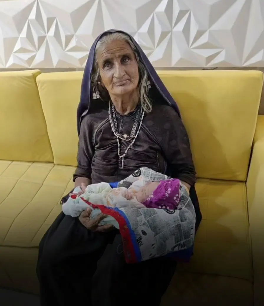 Jivunben Rabari, da região de Gujarat, na Índia, deu à luz seu primeiro filho por volta dos 70 anos após tratamento de fertilização in vitro; o bebê nasceu saudável, segundo os médicos. Foto: Divulgação.