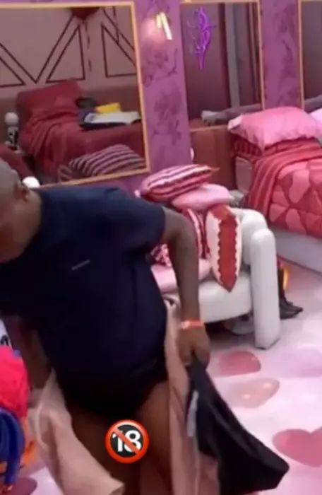 Edilson Capetinha deixa a toalha cair e mostra demais