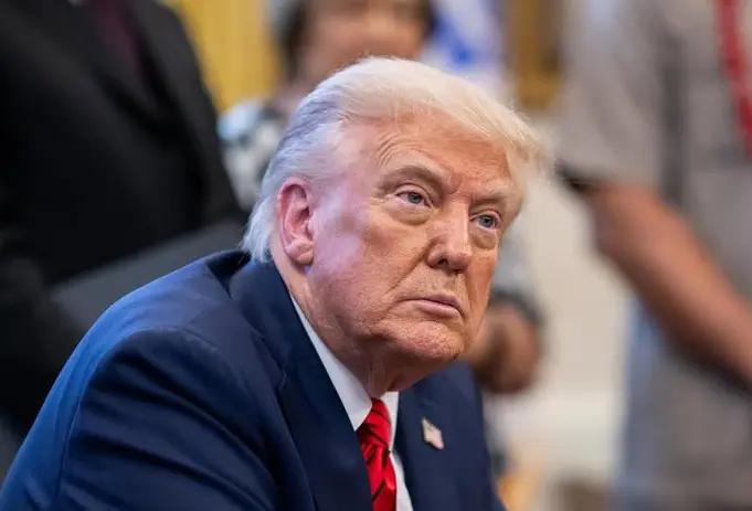 Donald Trump é citado em denúncia incluída nos arquivos da investigação sobre Jeffrey Epstein divulgados pelo governo dos EUA. Foto: Reprodução/Redes Sociais.