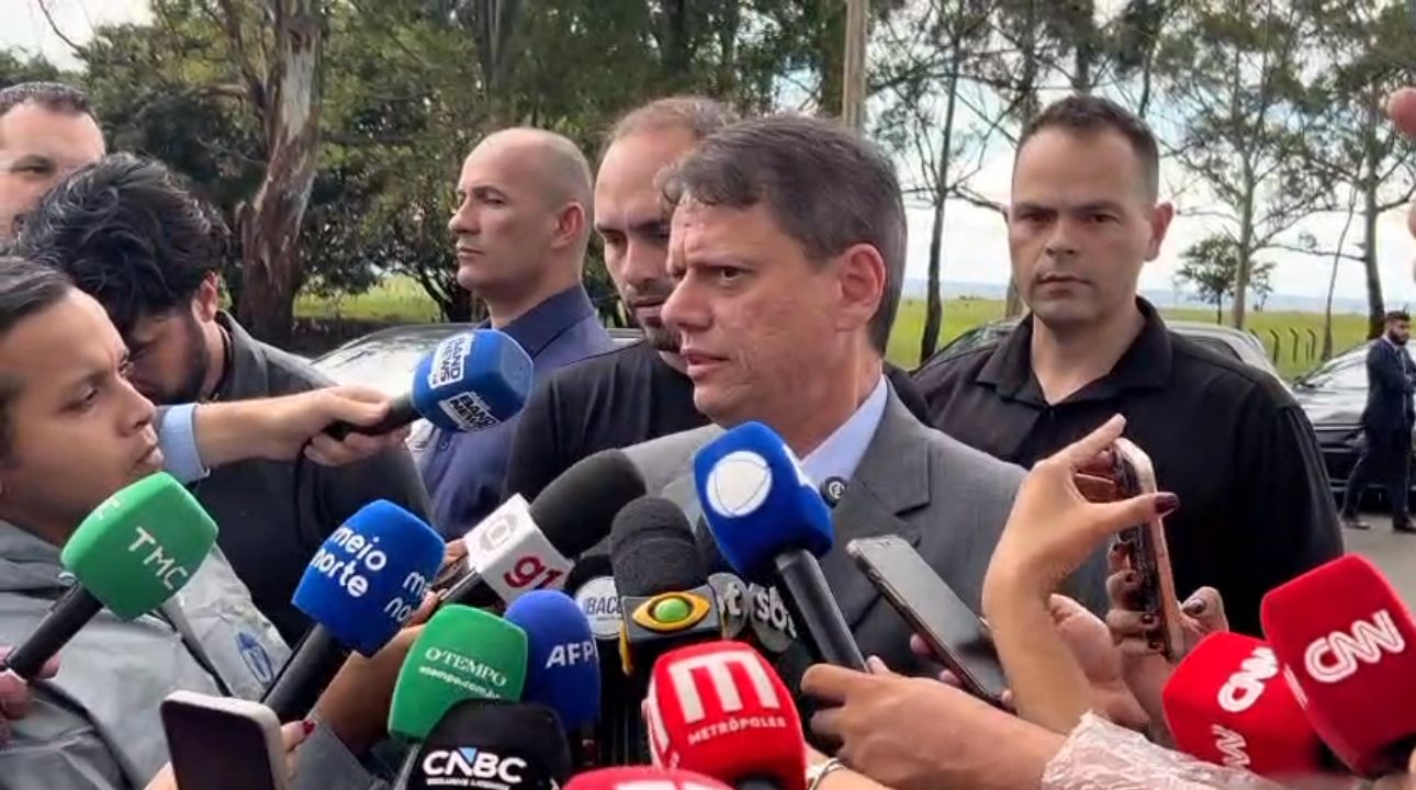 Tarcísio visita Bolsonaro na Papuda após tensão política - Foto: reprodução