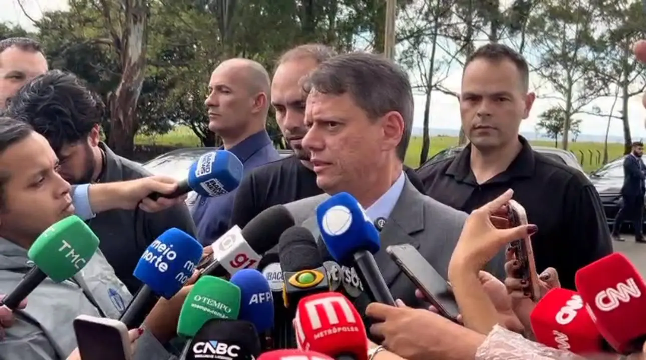 Tarcísio visita Bolsonaro na Papuda após tensão política - Foto: reprodução