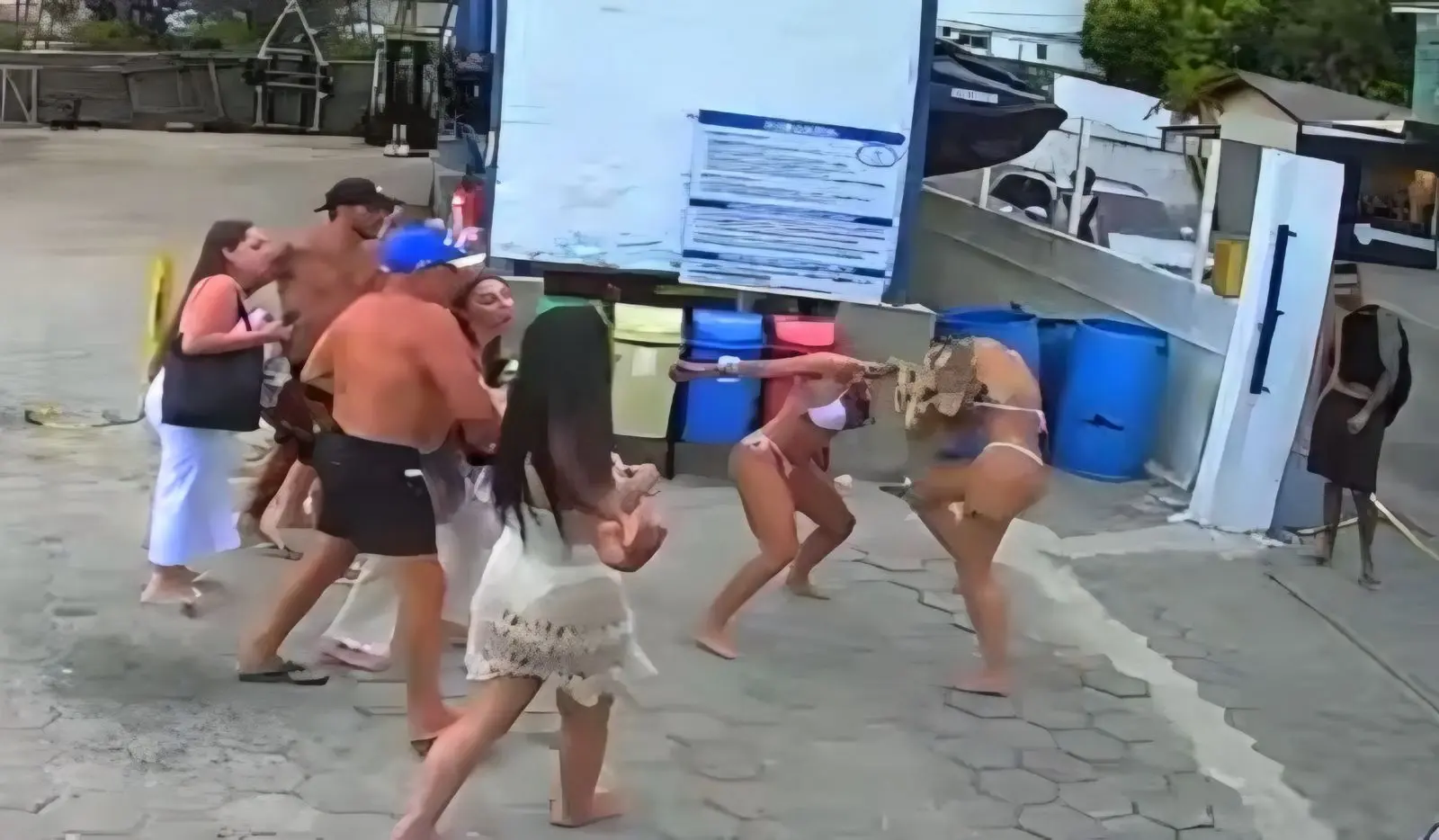 passeio de lancha termina em pancadaria entre mulheres