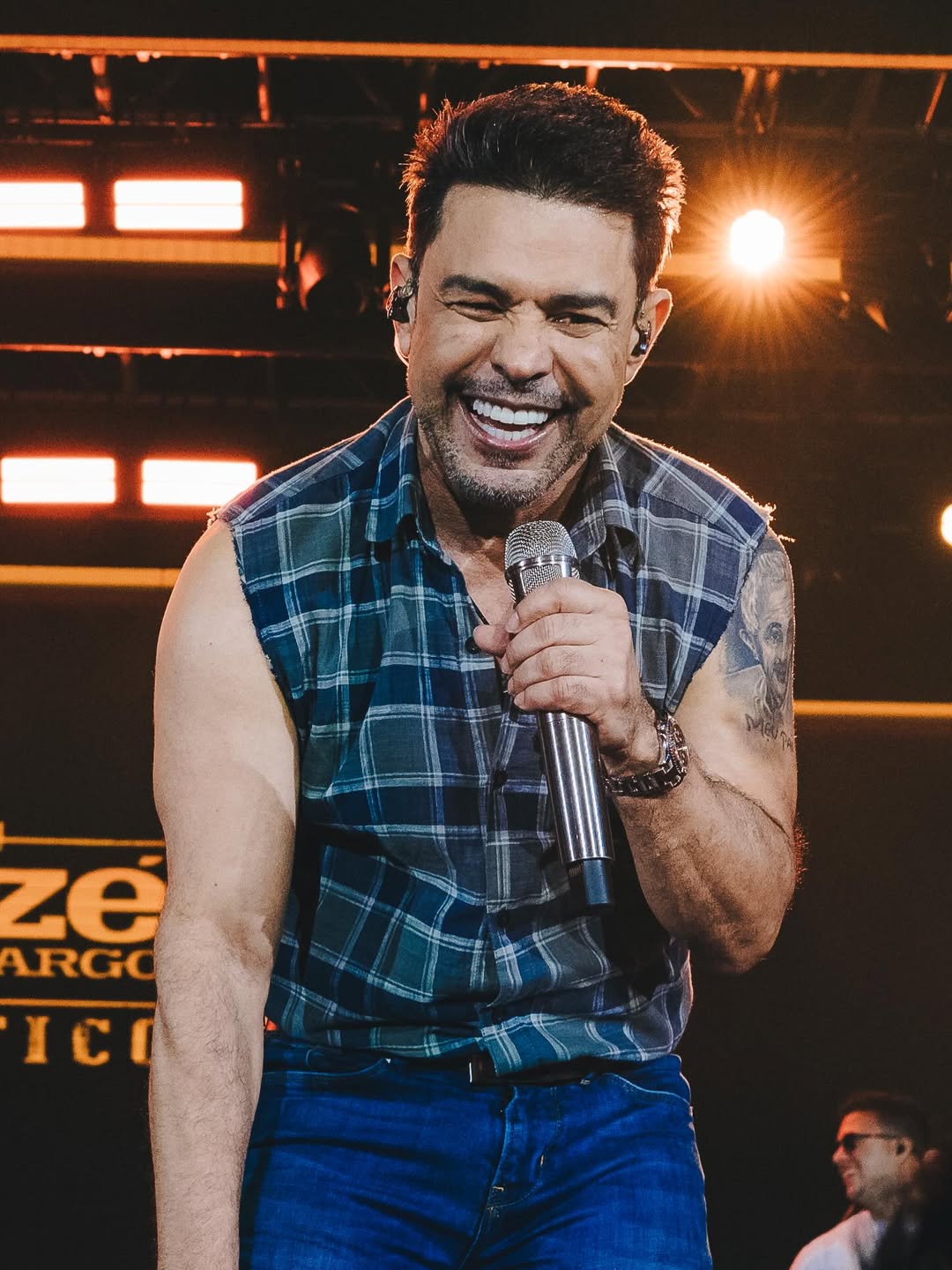Zezé Di Camargo é flagrado com 'mão boba' em 'dançarina especial'; veja ...