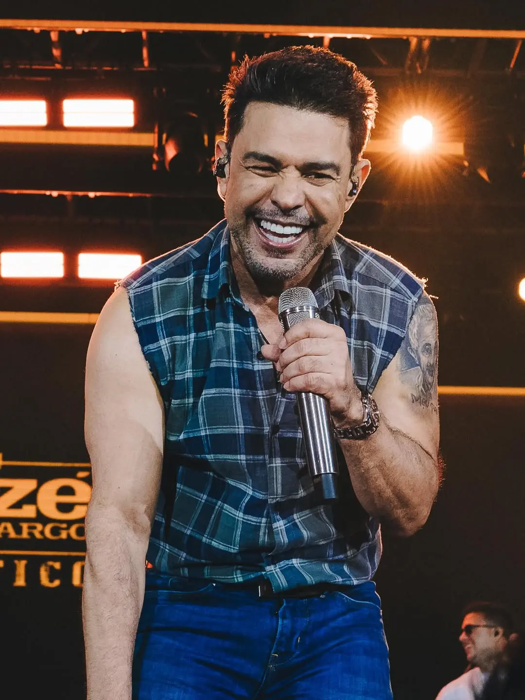 Zezé Di Camargo é flagrado com 'mão boba' em 'dançarina especial' (Foto: Redes Sociais)