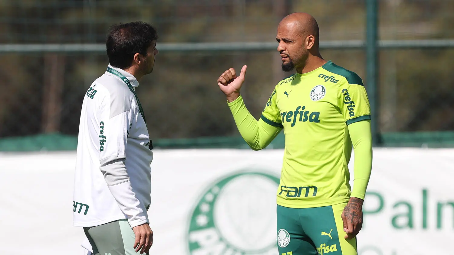 O técnico Abel Ferreira e o ex-jogador Felipe Melo (D), da SE Palmeiras, durante treinamento, na Academia de Futebol II Foto: Cesar Greco