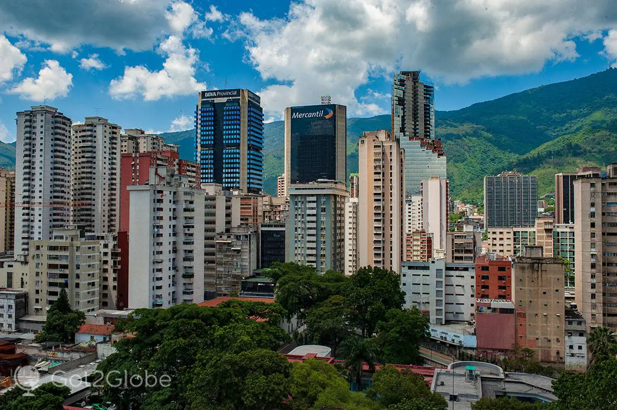 Imagens de satélite mostram Fuerte Tiunas antes e depois do ataque dos EUA, que resultou na captura de Nicolás Maduro em Caracas. Foto: Reprodução.