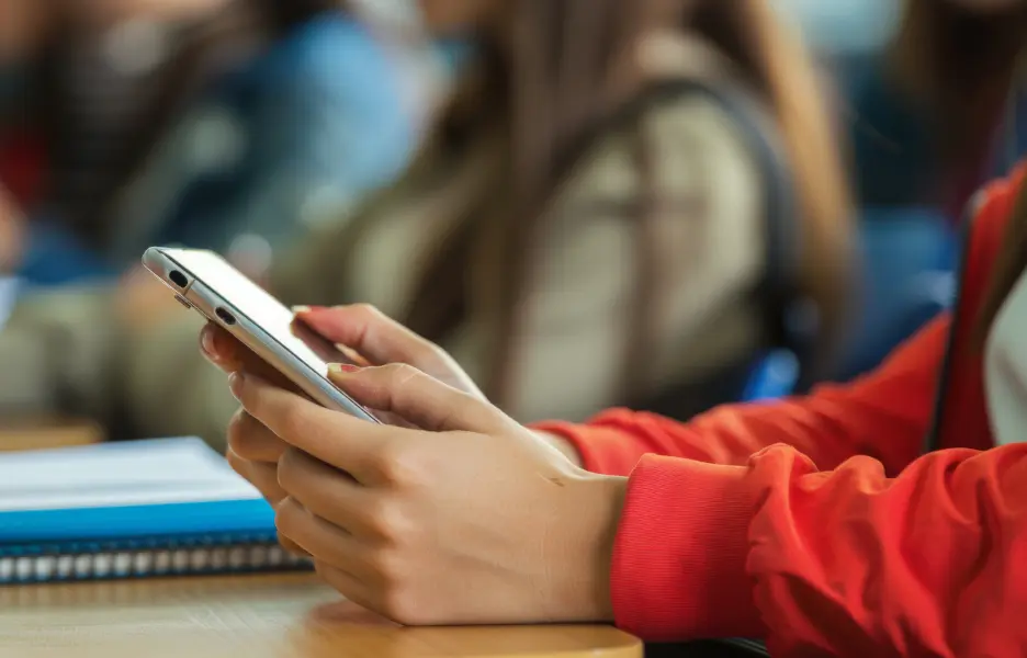 Novo recurso do WhatsApp busca ampliar a segurança de crianças que utilizam o aplicativo de mensagens.  Foto: Freepik.