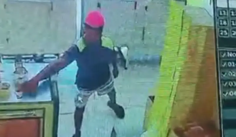 'Cliente mão leve' aproveita distração de atendente e furta padaria (Foto: Reprodução Câmera de Segurança)