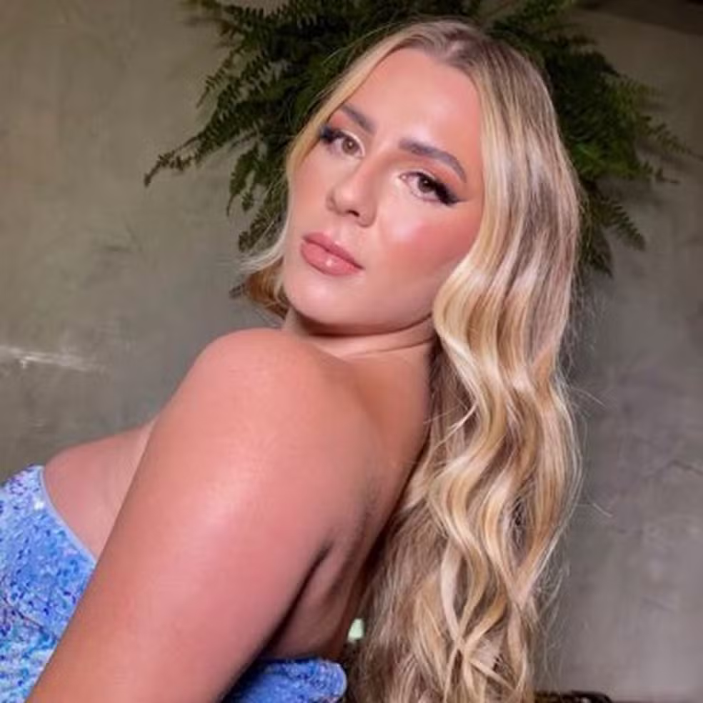 Influencer trans denuncia transfobia e exibe seios em bar após ser chamada de ‘senhor’; veja vídeo