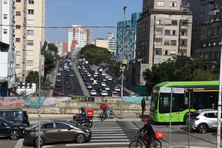 Movimento de ônibus, carros e motos no trânsito da rua Augusta, em Bela Vista. Foto: Rovena Rosa/Agência Brasil