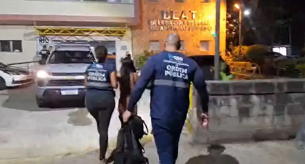 Celulares estavam escondidos em bolsas com fundo falso e envoltos em papel-alumínio, segundo a fiscalização. Foto: Divulgação.