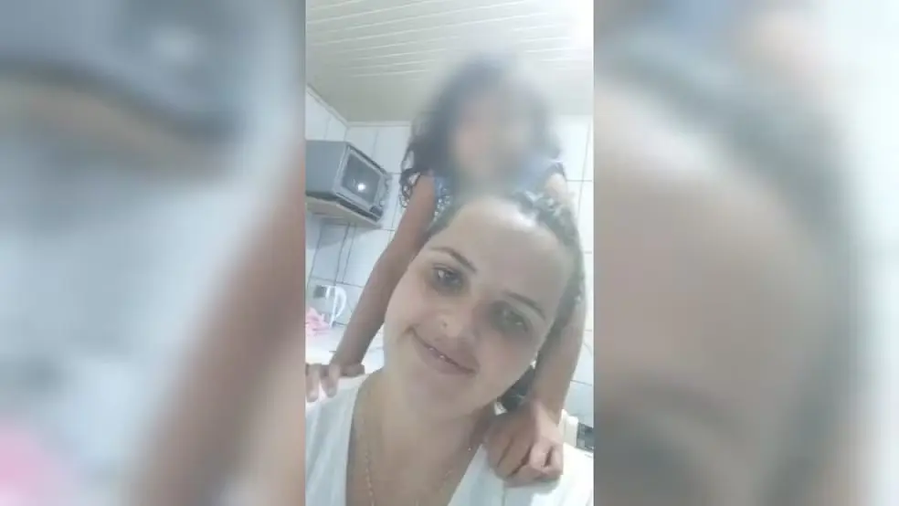 Filha estava nas costas da mãe quando as duas caíram rio e foram arrastadas pela correnteza — Foto: Reprodução/Redes sociais