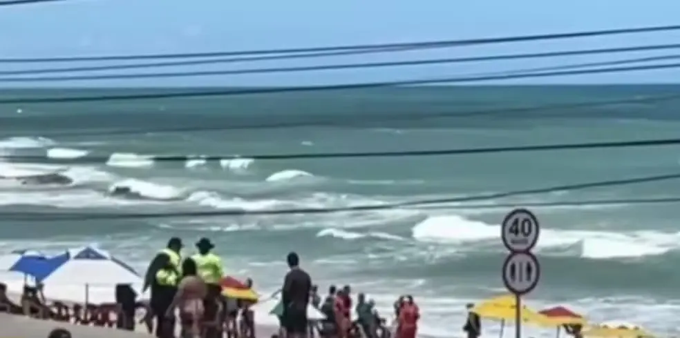 Após tentar esfaquear agente da STTU, homem é resgatado no mar, mas passa mal e morre em Natal — (Foto: Reprodução/Inter TV Cabugi)