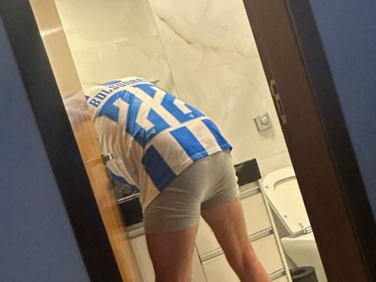 Bolsonaro aparece de cueca em foto divulgada pelo filho