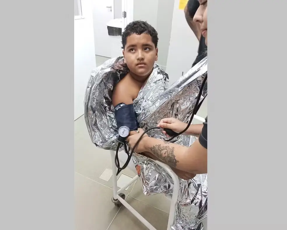 Menino achado 8 horas depois de ter se perdido no mar com caiaque. — Foto: A voz do Aldeense