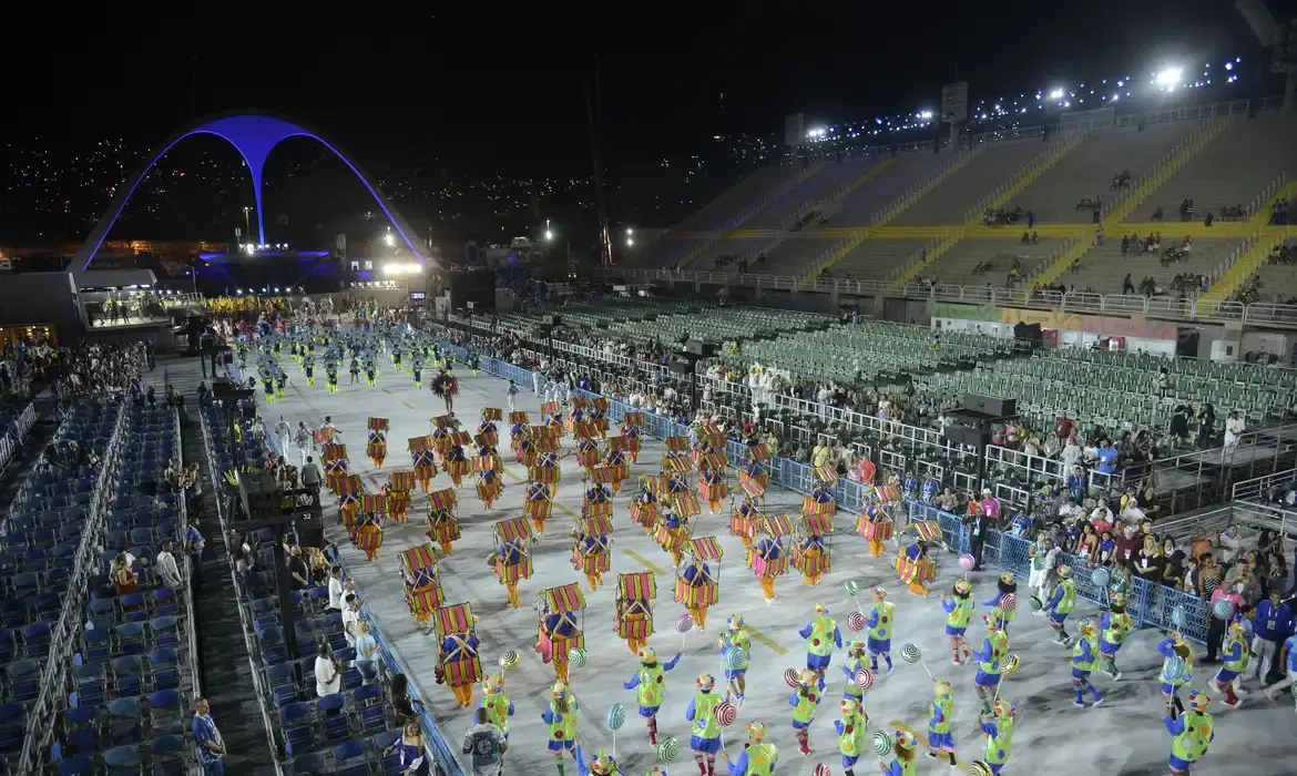 Os jurados do carnaval ficam isolados e seguem regras de segurança durante os desfiles na Sapucaí. Foto: reprodução/Agência Brasil. 