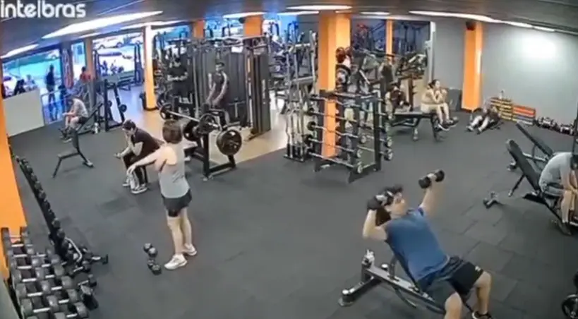 Homem é perseguido, esfaqueado e morto dentro de academia; veja vídeo