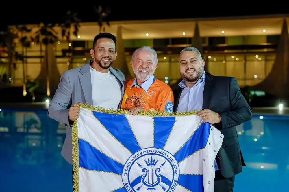 Lula posa ao lado do carnavalesco Tiago Martins e do presidente da Acadêmicos de Niterói, Wallace Palhares — Foto: Divulgação
