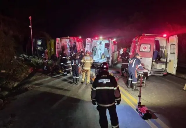 Capotamento de ônibus deixa mortos e mais de 40 feridos