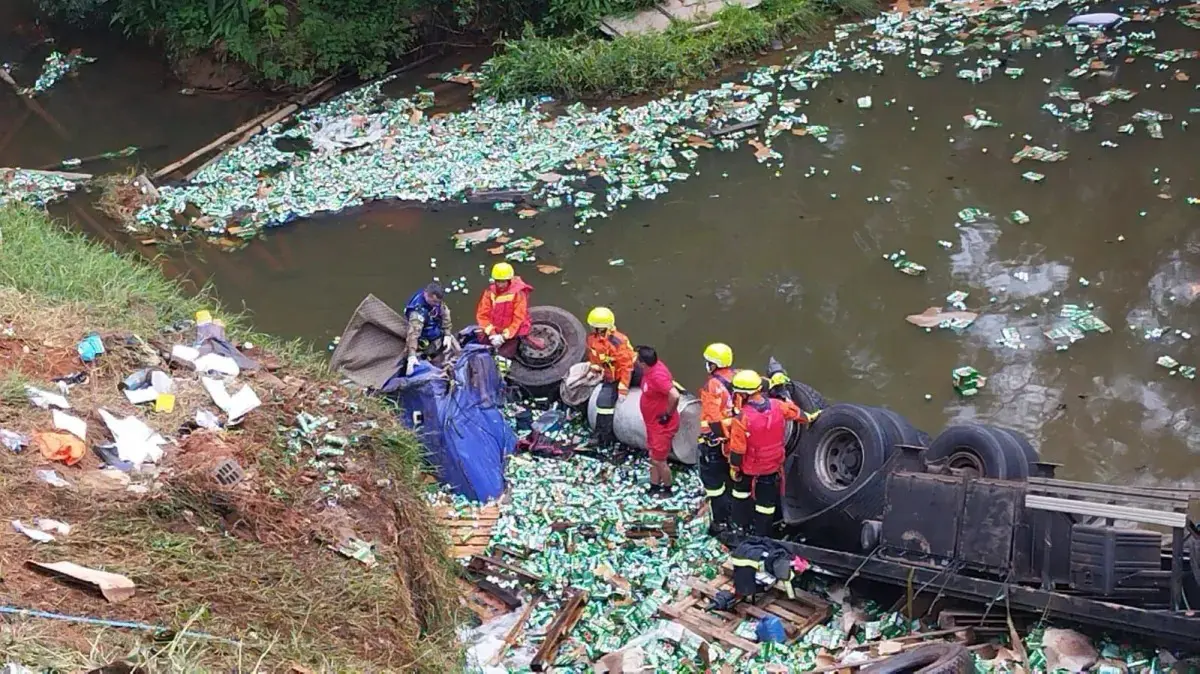 Caminhão carregado de cerveja tombou na BR-376, em Imbaú, e teve a carga saqueada após a morte do motorista. Foto: PRF.