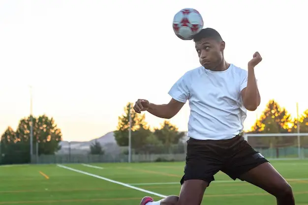 Estudos indicam que impactos repetidos na cabeça, comuns no futebol, podem causar danos cerebrais progressivos. Foto: Freepik.