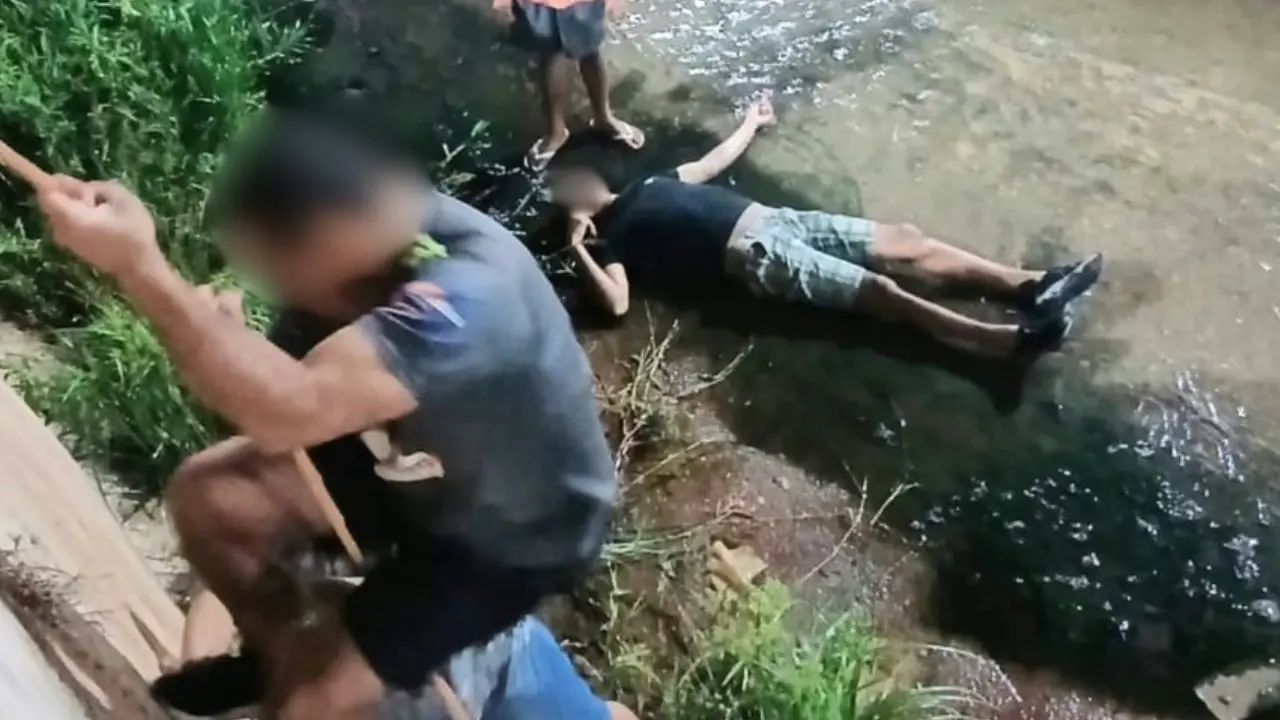 Homem foi içado com cordas após cair de ponte de cerca de cinco metros ao tentar tirar selfie, em Santa Vitória, no Triângulo Mineiro. Foto: Divulgação / PMMG.