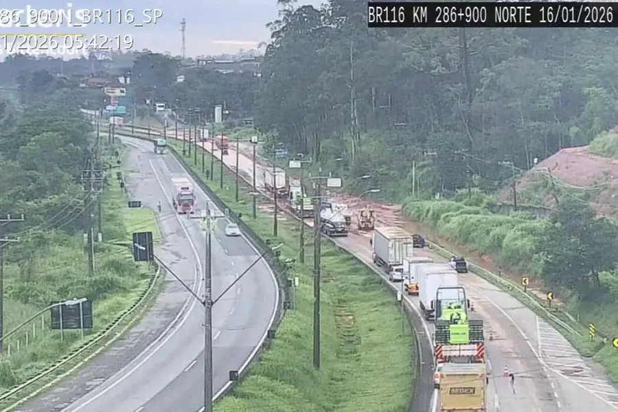 Alagamento em Itapecerica da Serra interdita parcialmente a Rodovia Régis Bittencourt e causa longo congestionamento no sentido São Paulo. Foto: Arteris.