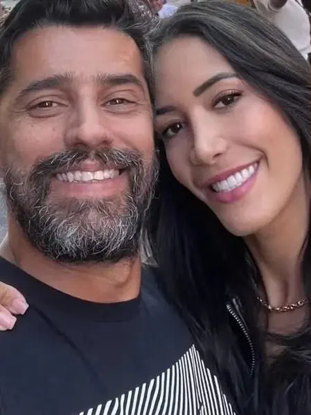 Priscilla Monroy afirmou que encara com leveza os comentários nas redes e elogiou a postura madura de Alberto Cowboy no BBB 26. Foto; Divulgação.